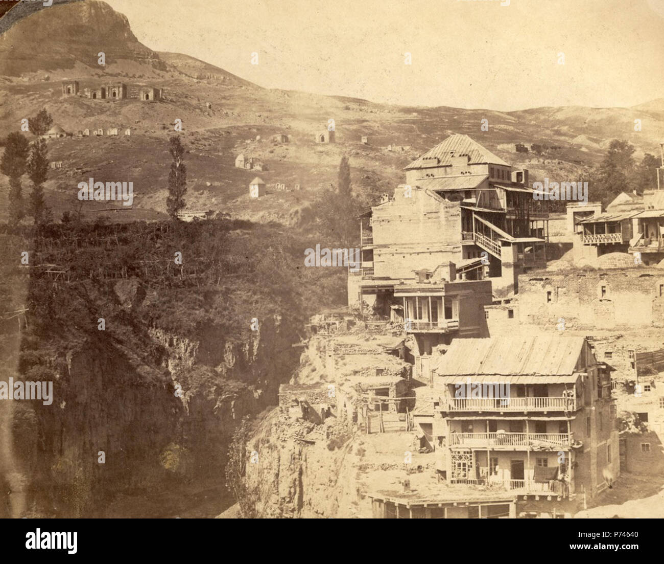 Englisch: Digitale Kopie einer Fotografie, die den muslimischen Friedhof in den Hügeln in der Nähe des Botanischen Garten in Tbilissi. Fotograf: Alexander Ivanitsky. Datum: 1858. Es gibt Häuser im Vordergrund des Fotos. 1858 8 Alexei Ivanitsky. Die muslimischen Friedhof in den Hügeln in der Nähe des Botanischen Garten in Tbilissi. 1858 Stockfoto