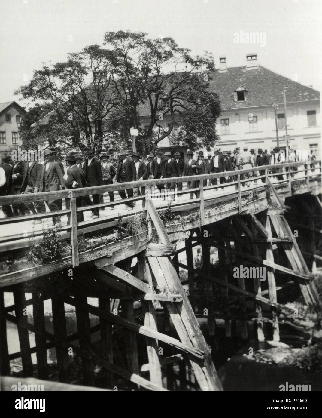 42 Rezervisti stopajo preko Šentpetrskega lesenega Mostu. Prvi dnevi mobilizacije rezervistov poleti 1914 v Ljubljani Stockfoto