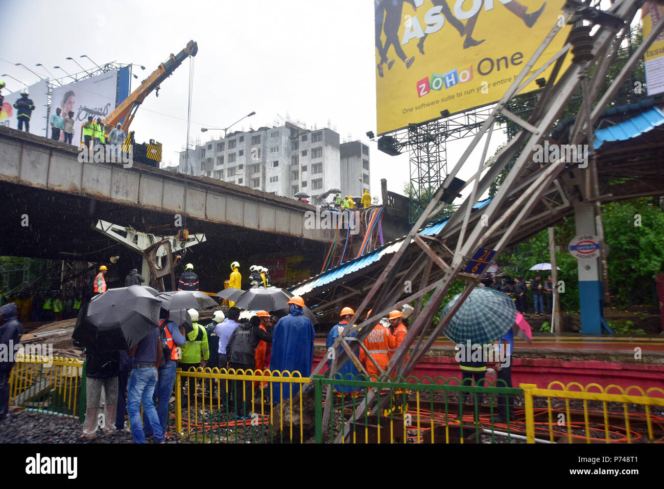 Mumbai, Indien. 03 Juli, 2018. Rettungs- und Hilfsaktionen gehen auf die Straße overbridge (ROB) auf Schienen in einem Vorort von Andheri durch schwere Regenfälle in der Stadt fiel. 5 Leute haben gesagt, verletzt zu werden und die lokalen Zug Dienstleistungen der Western Railway zum Stillstand. Büro goers für die Bahn ist die Lebensader steckengeblieben und hatte verschiedene Routen und Verkehrsmittel zu erreichen es Ziel, die auch schwierig geworden, weil die Protokollierung in der Stadt am 03.07.2018, Andheri, Mumbai Gutschrift zu Wasser: Sandeep Rasal/Pacific Press/Alamy leben Nachrichten Stockfoto