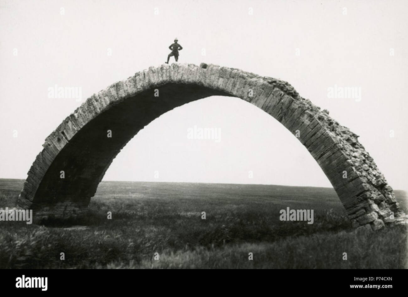 Englisch: einer alten römischen Brücke, die das Wadi al Murr in der Nähe von Mossul, Irak überspannte, in den 1920er Jahren. Max von Oppenheim war zu National Geographic zusammen mit einem Manuskript für eine Geschichte über seine Arbeiten vorgelegt, Tell Halaf, Syrien, aber wurde nicht veröffentlicht, bis NGS Es setzte im November 2009 online. 1. November 2009 31 Max von Oppenheim NGS-roman-Bridge-714 Stockfoto