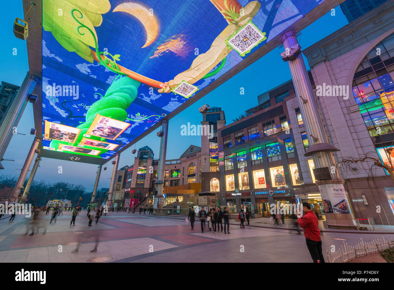 Menschen in einer Shopping Mall in Peking Stockfoto