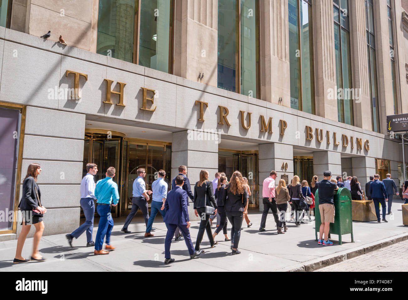 Angestellte außerhalb des Trump Gebäude an der Wall Street Stockfoto