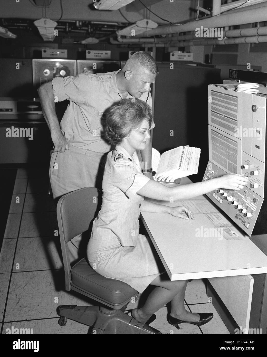 Kapitän P.S.: Wasser ist von Leutnant Peterson als er Touren die Informatik Schule an der Datenverarbeitung Installation. Stockfoto