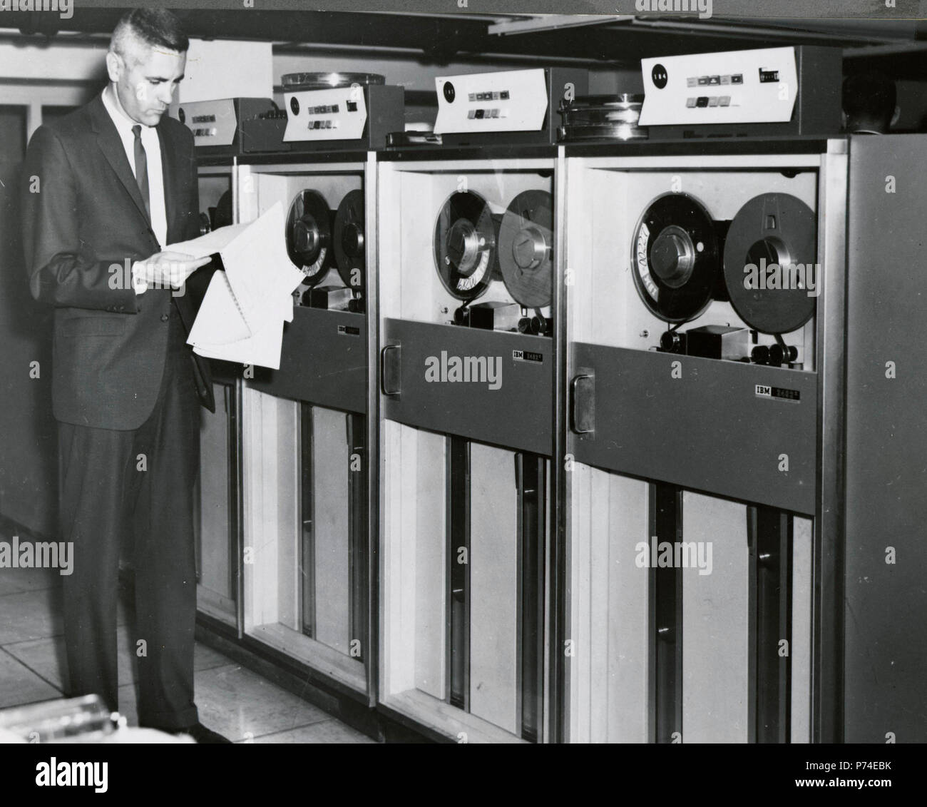 Edward Stein an einem IBM Computer Band Bank Juli 1967 Stockfoto