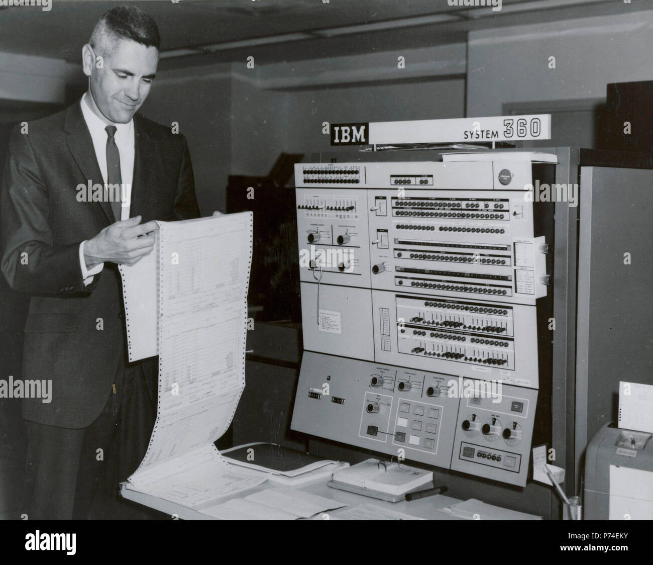 Arbeitnehmer lesen Ausdruck blatt Juli 1967 vor IBM 360 Stockfoto
