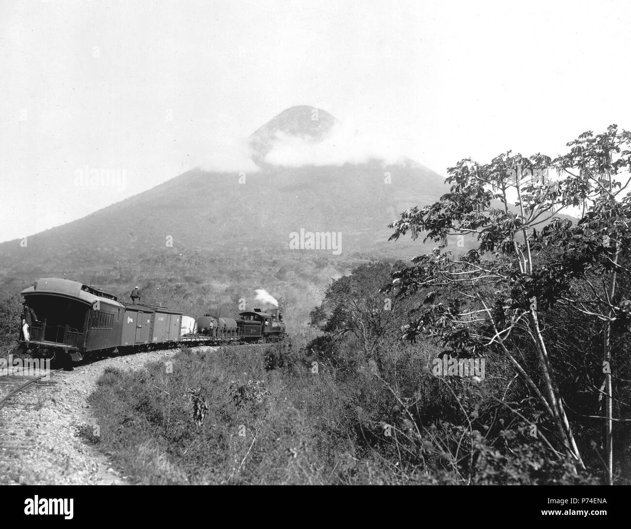 Central Railroad und Vulkan de Agua, Guatemala 1890-1923 Stockfoto