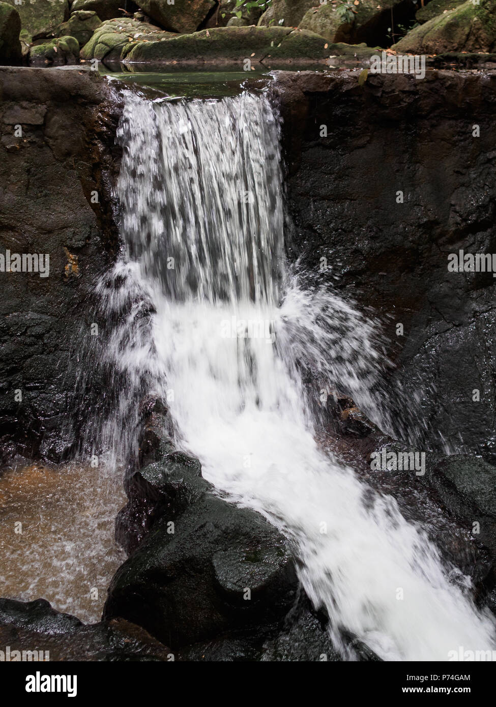 Kleiner Wasserfall im Dschungel. Lange Belichtung Stockfoto