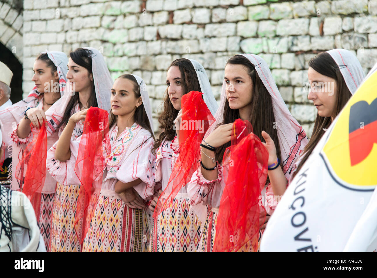 Berat, Albanien - 29. September 2016: Menschen tragen Tracht tanzen in der traditionellen Musik Festival in Berat Schloss in Albanien Stockfoto