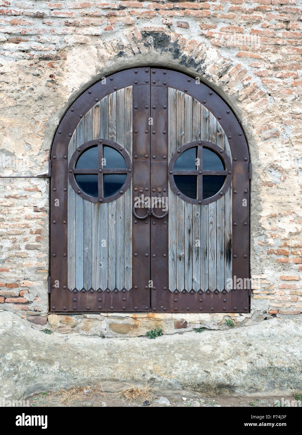 Hölzerne Tür von Uplistsikhe Basilika (10. Jahrhundert), Georgia Stockfoto