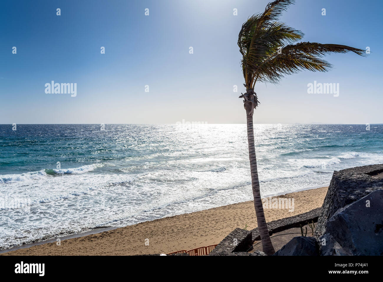 Tag Blick auf den Strand und den Atlantischen Ozean in Puerto del Carmen, Lanzarote, Spanien Stockfoto