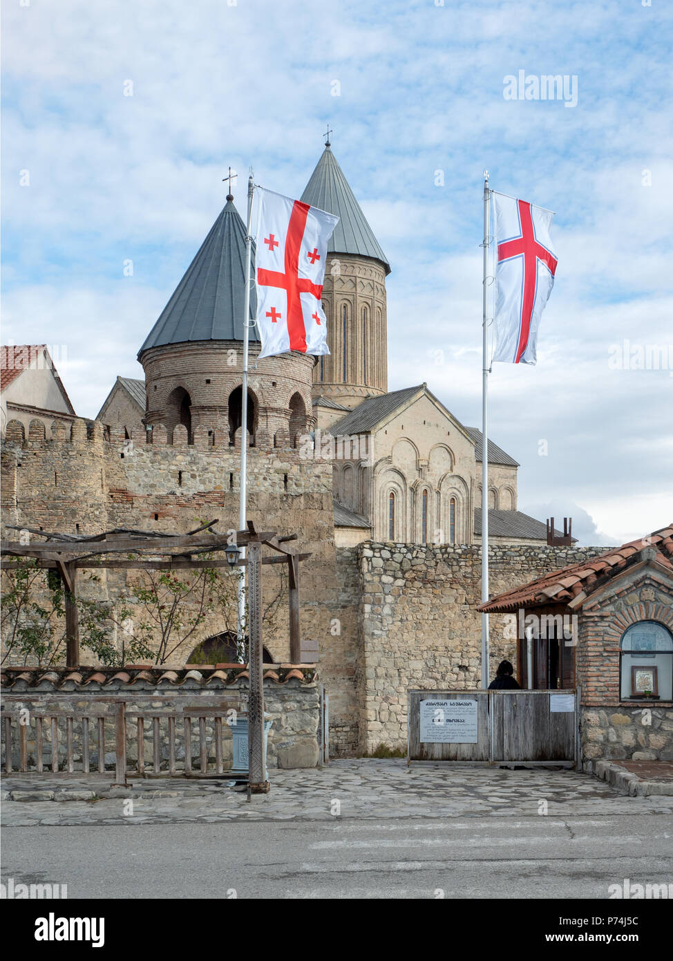 Alaverdi, Georgien - Dezember 3, 2016: Eingang von Alaverdi orthodoxe Kloster (11. Jahrhundert) mit Georgischen Flags Stockfoto