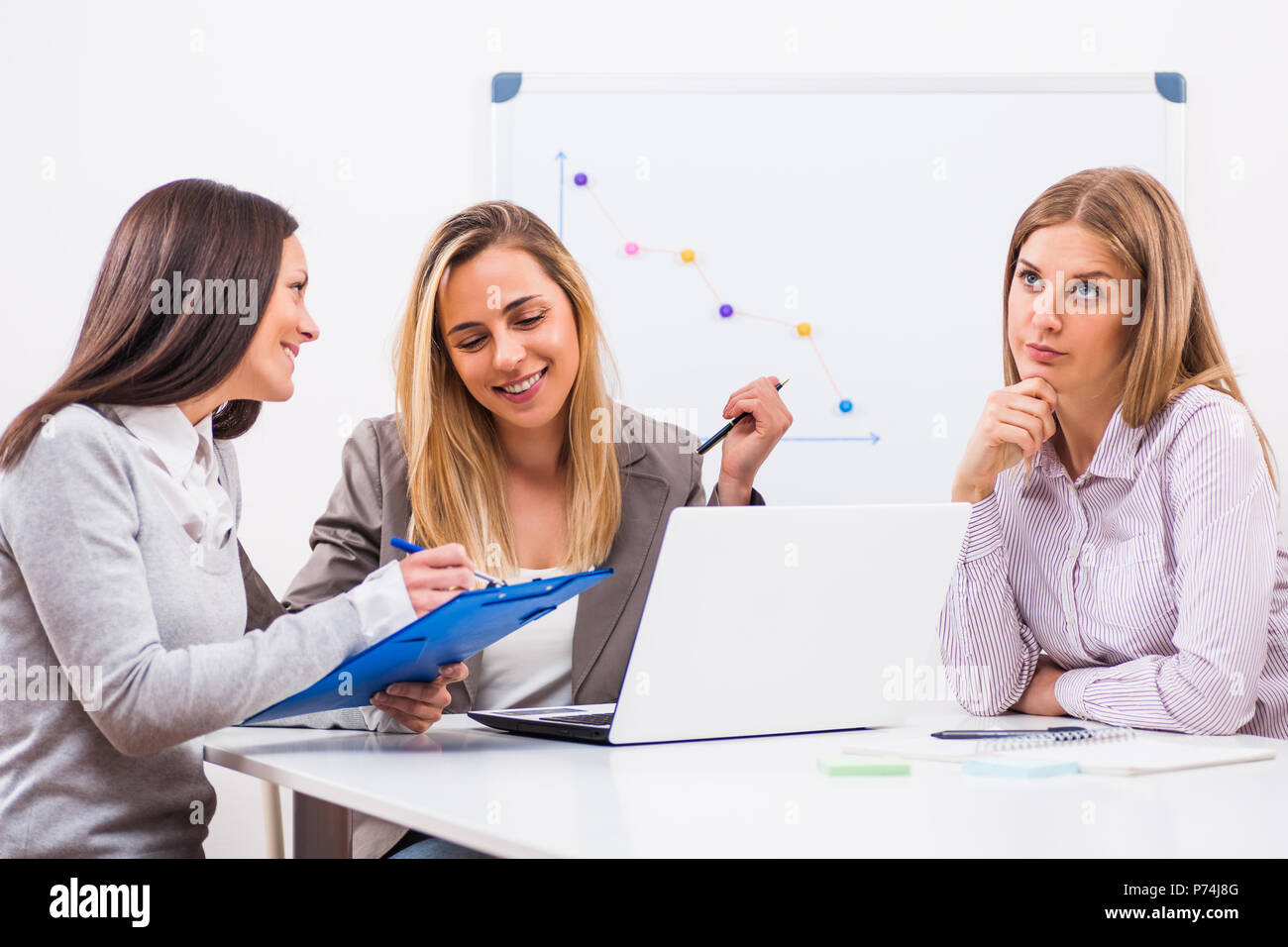 Drei Unternehmerinnen sind in Treffen in Ihrem Büro. Stockfoto