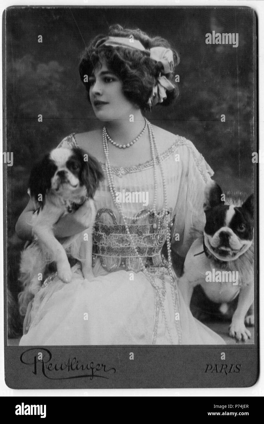 160 Léopold-Émile Reutlinger, 1908 c-Geneviève Lantelme mit 2 Hunden Stockfoto
