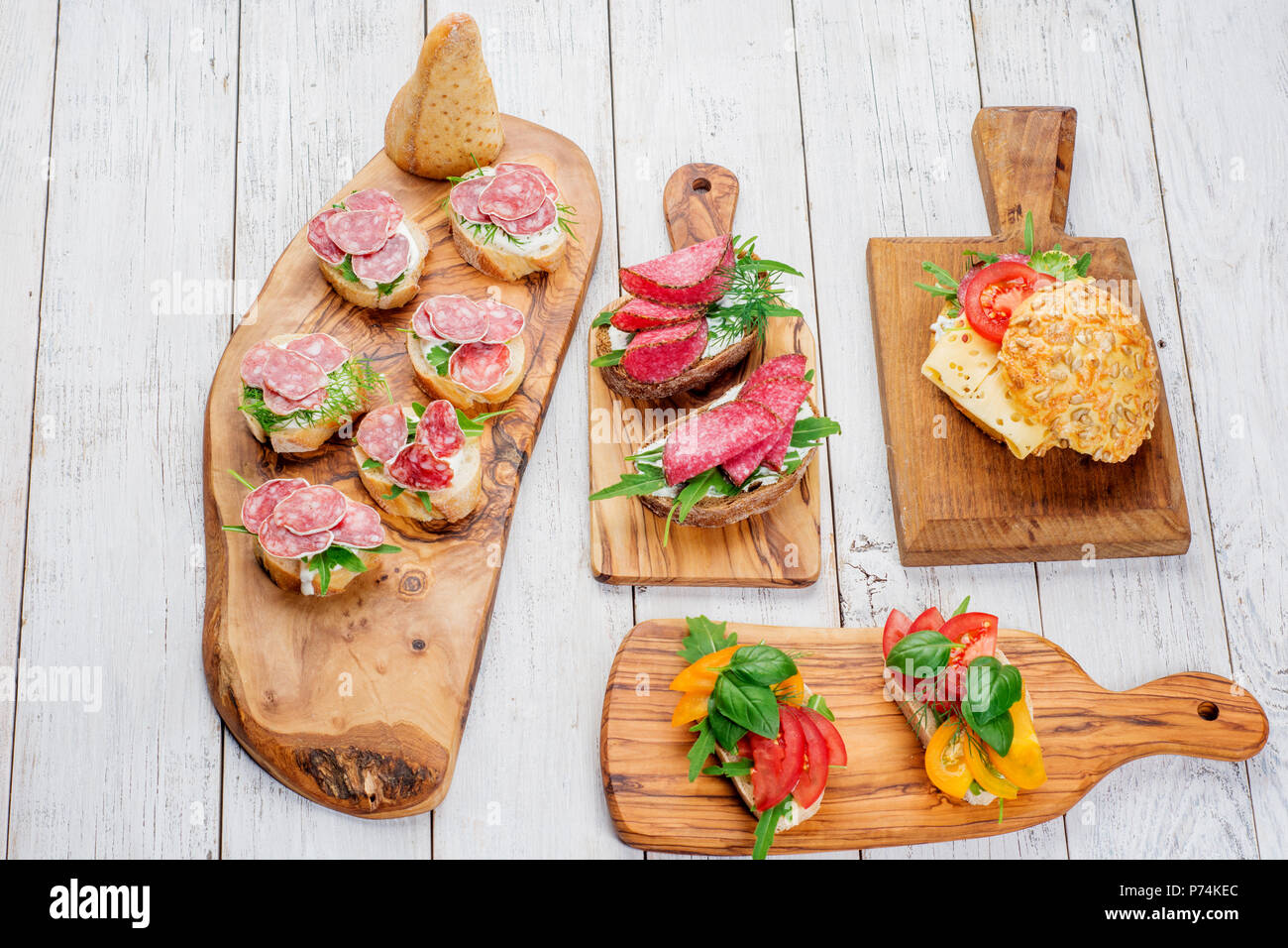 Mini Sandwiches essen. Brushetta oder authentische traditionelle spanische Tapas zum Mittag- Tabelle. Leckerer Snack, Vorspeise, auf Party oder Picknick zeit Antipasti. Ansicht von oben Stockfoto