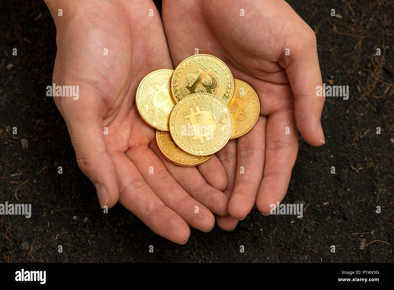 Im Herzen Bitcoin geformte Hand, elektronische virtuelles Geld für Internet Banking und das internationale Netzwerk der Zahlung. Stockfoto