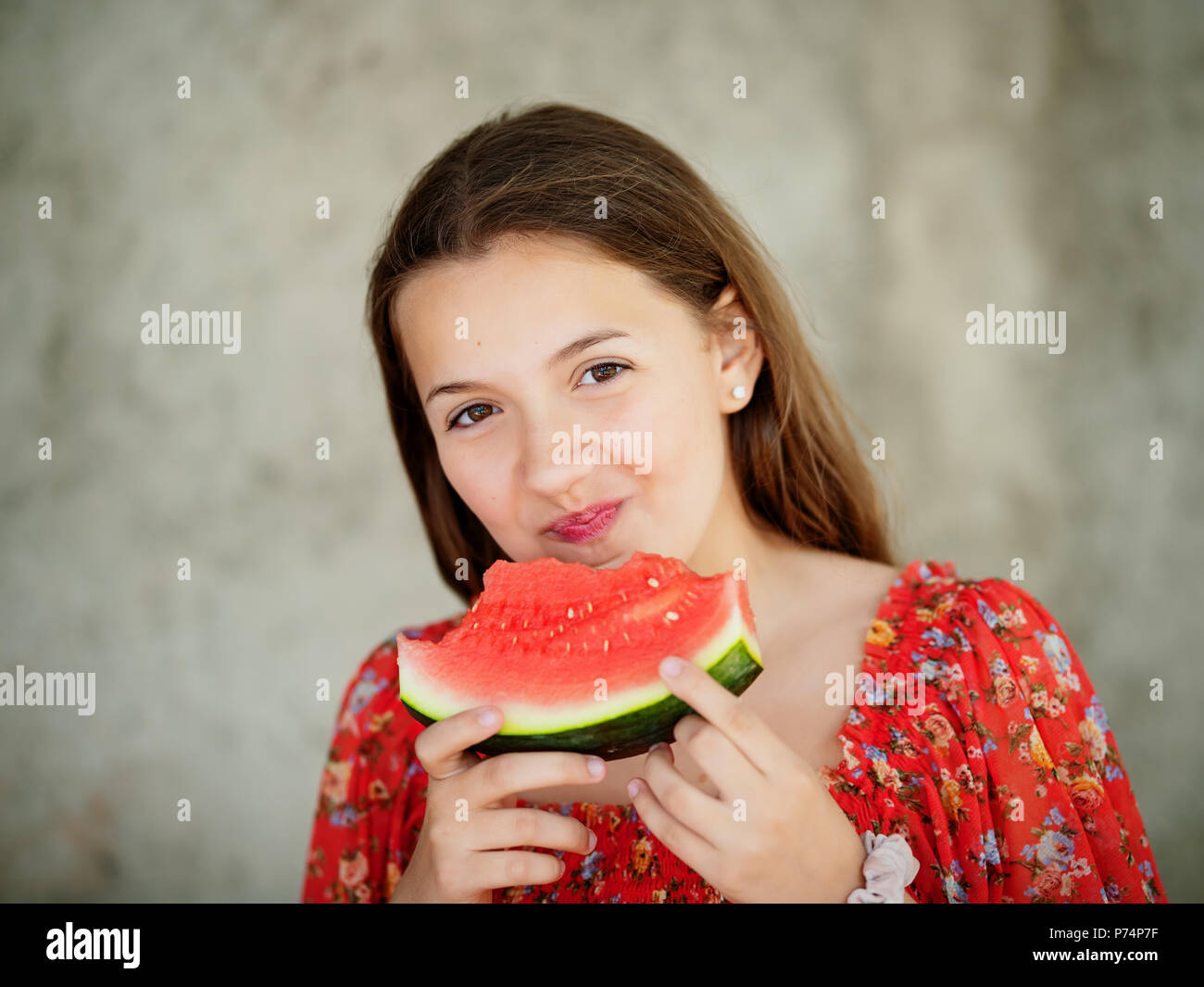 Schöne junge Mädchen isst Wassermelone auf isolierten Hintergrund Stockfoto