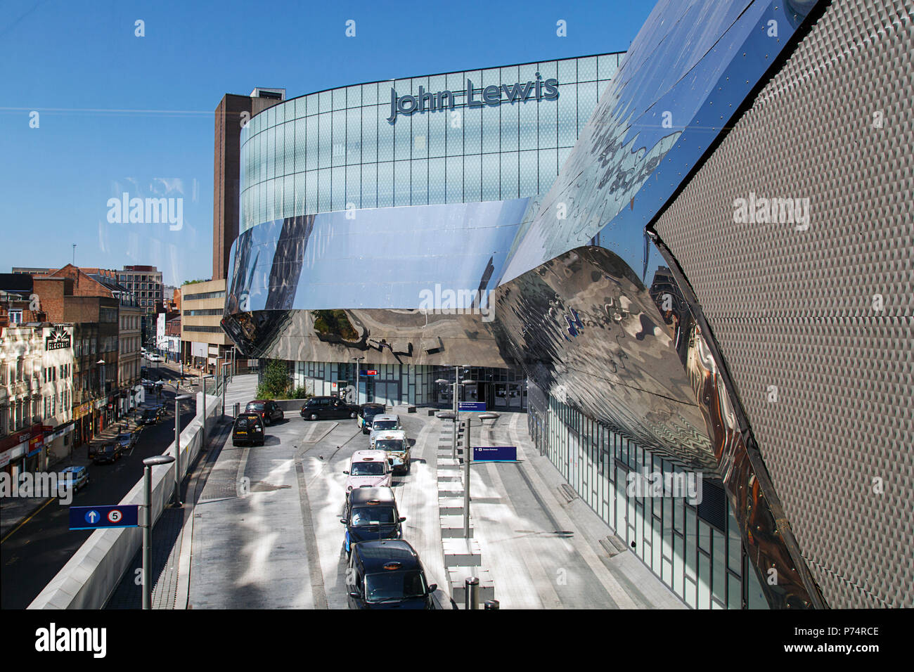 Birmingham, Vereinigtes Königreich: 29. Juni 2018: Taxistand am John Lewis Department Store Birmingham. John Lewis verkauft hochwertige Ware und Genussmittel. Stockfoto