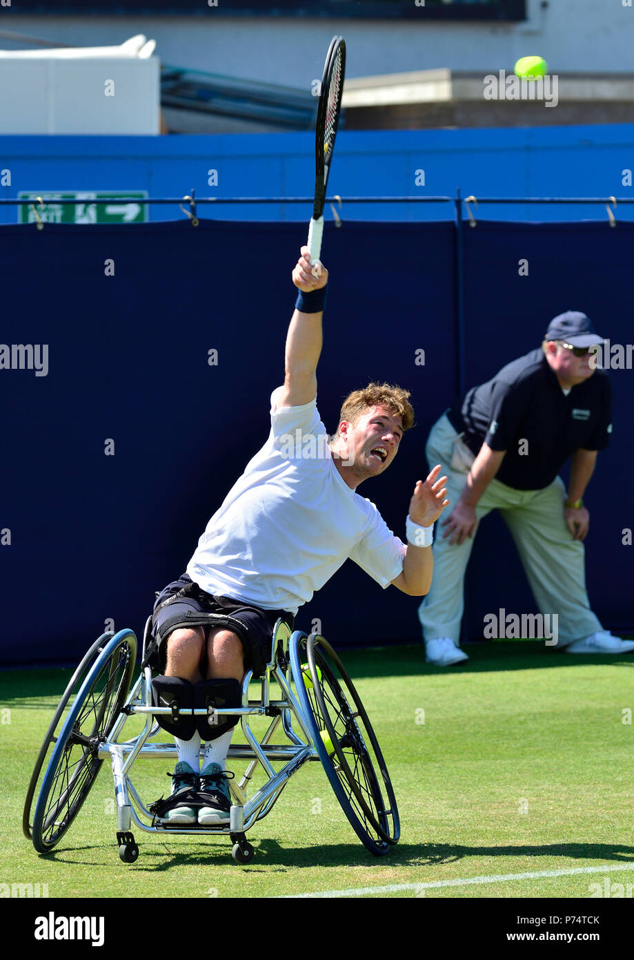 Alfie Hewett (GB) spielen in einer Demonstration Rollstuhl Tennis Spiel während der Natur Tal International, Eastbourne, 29. Juni 2018 Stockfoto