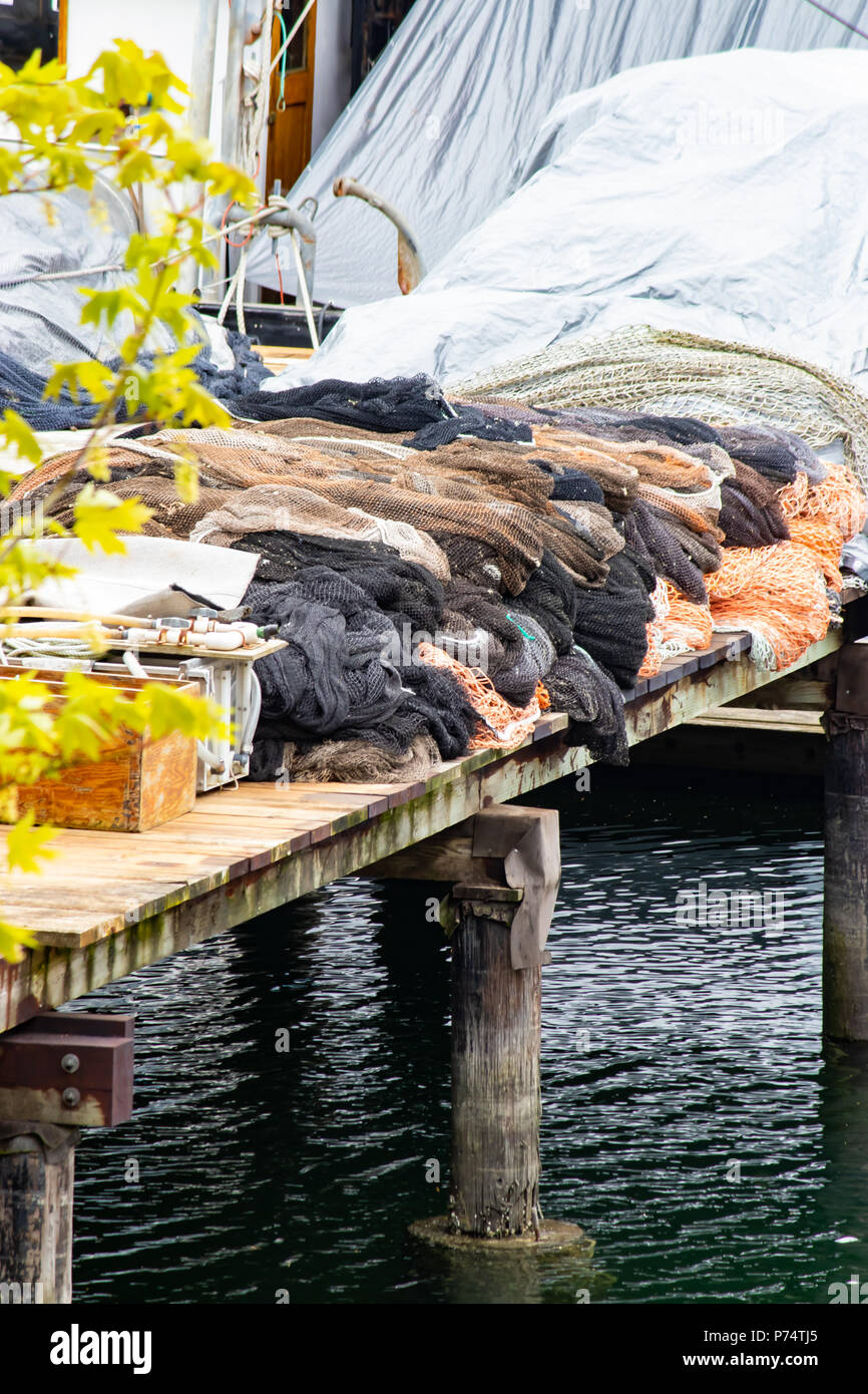 Dock mit Netzen und einem überdachten Boot 2 Stockfoto