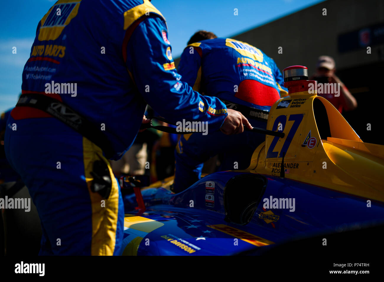 Alexander Rossi steigt in seine Nummer 27 Auto vor das Indy 500-Rennen. Credit: shivraj Gohil/Spacesuit Medien. Stockfoto