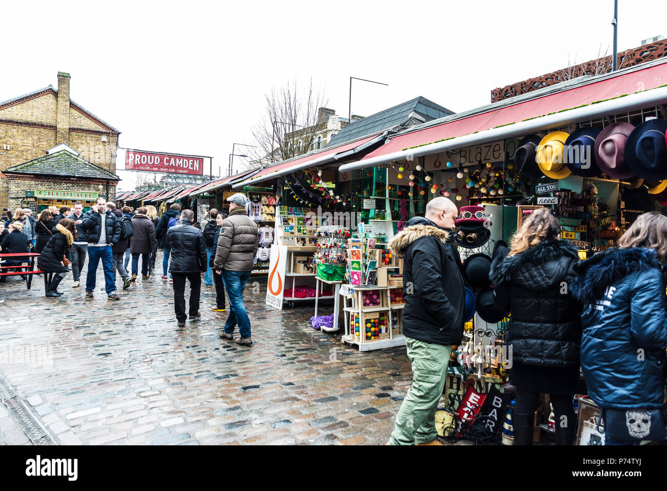 London, England, UK - 31. Dezember 2017: Boutiquen in Camden Lock Market oder Camden Town mit Menschen um in London, England, Vereinigtes Königreich Stockfoto