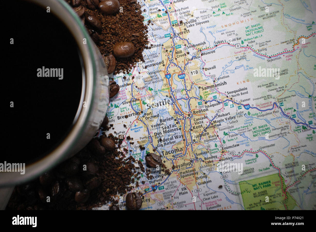 Eine Tasse Kaffee mit einer Karte von Seattle, WA. Stockfoto