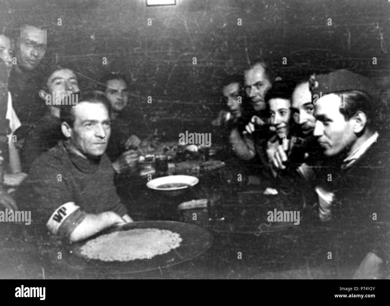 Englisch: Warschauer Aufstand: Stefan Berent DES teb' (vorne links) und seine Truppen aus WZW Einheit in Unordnung in der sienkiewicza Straße 1. Polski: Powstanie warszawskie: Stefan Berent DES teb' (z przodu Po lewej) i jego onierze z Oddziau osonowego WZW na stoówce Przy ulicy Sienkiewicza 1. Mitte August 1944 53 Warschauer Aufstand von Lokajski -WZW - 3155 Stockfoto