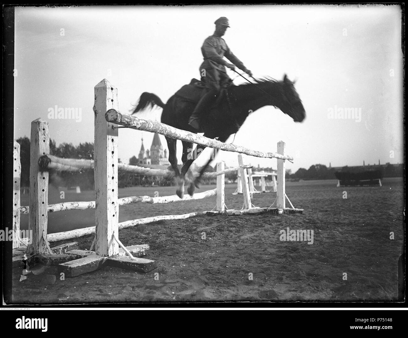 68 Narcyz Witczak-Witaczy ński-Skoki przez przeszkody na terenie koszar przy Ulicy 29 Listopada w Warszawie (107-36-8) Stockfoto