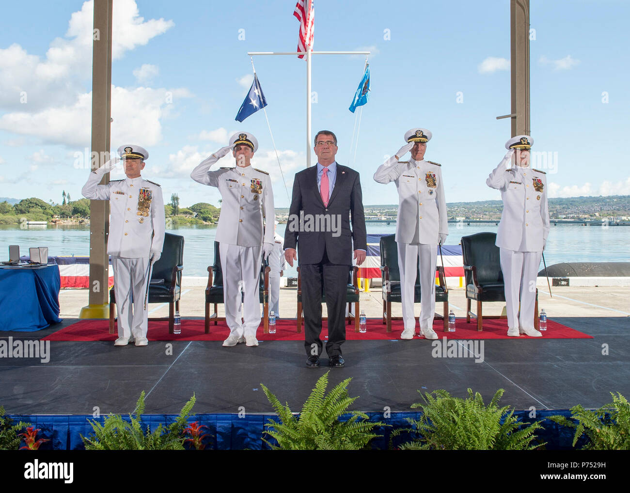 PEARL HARBOR (27. Mai 2015) Adm. Harry B. Harris Jr., Links, Leiter der Marineoperationen Adm. Jonathan W. Greenert, Verteidigungsminister Ashton Carter, Adm. Samuel J. Locklear III und Adm. Scott H. Swift, Ehren machen während des gemeinsamen US Pacific Command (USPACOM) und US-Pazifikflotte (PACFLT) Ändern des Befehls Zeremonie am Joint Base Pearl Harbor-Hickam. Während der Zeremonie, Swift erleichtert Harris als PACFLT Commander und Harris das Kommando des Uspacom von Locklear. Stockfoto