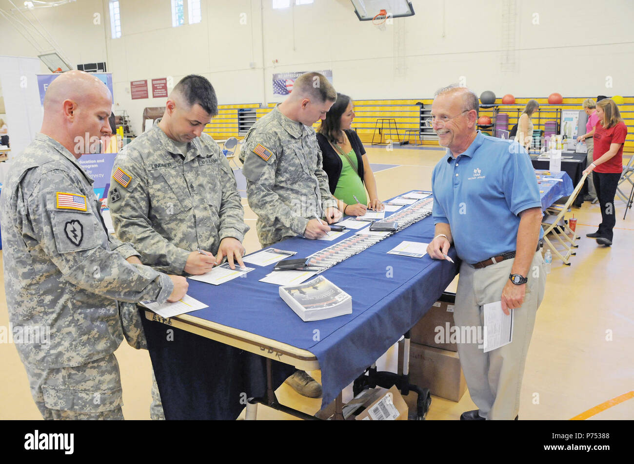 Chris Glennon (rechts), United Services Automobile Association Vertreter, spricht mit den Soldaten und Familienangehörige an der Gesundheit 2013 und Fitness Expo am Fort Rucker, Ala 16. Mai 2013. Stockfoto
