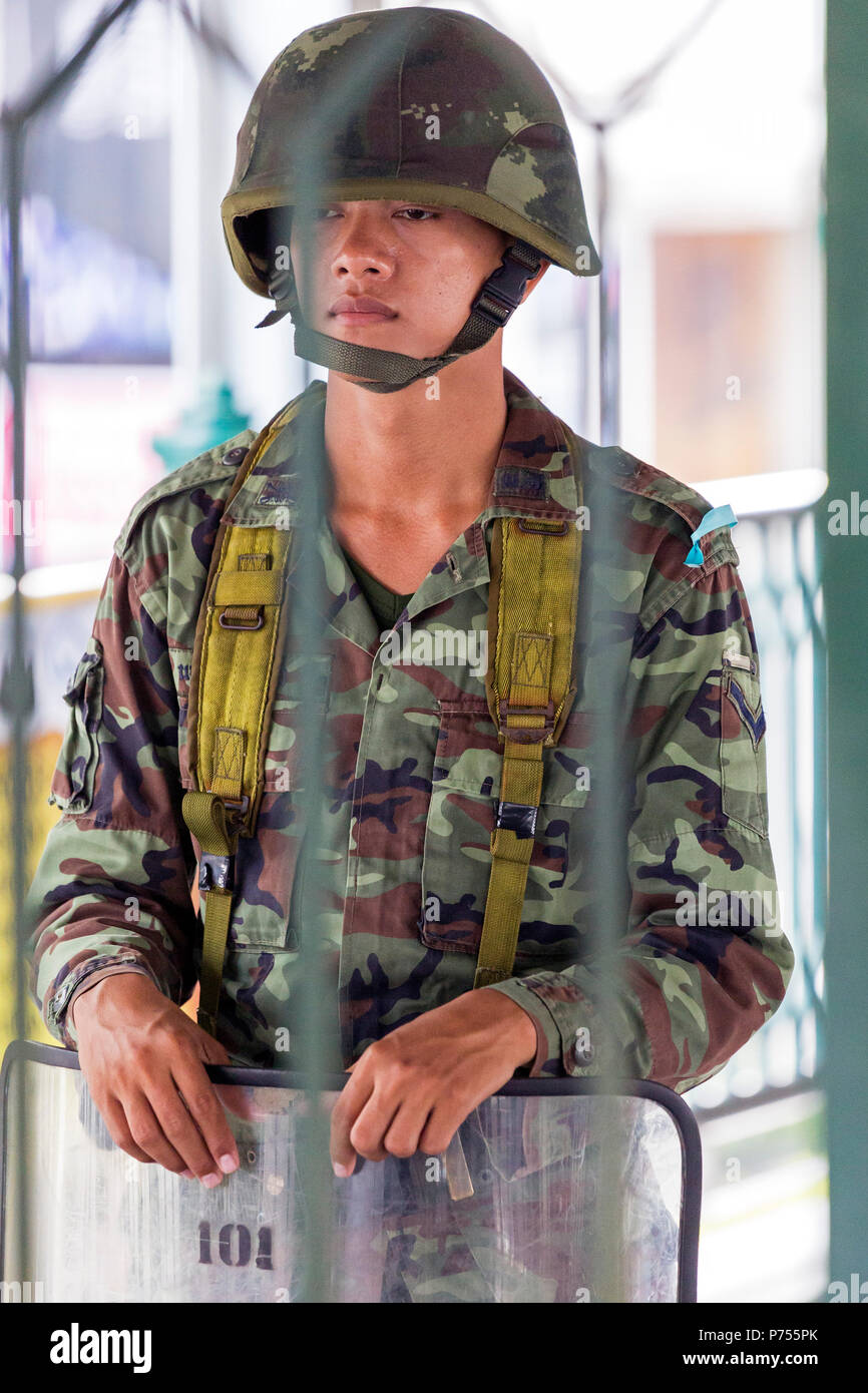 Thailändische Soldaten in Kampfausrüstung guarding Skytrain station Eingang während der militärputsch, Bangkok, Thailand Stockfoto