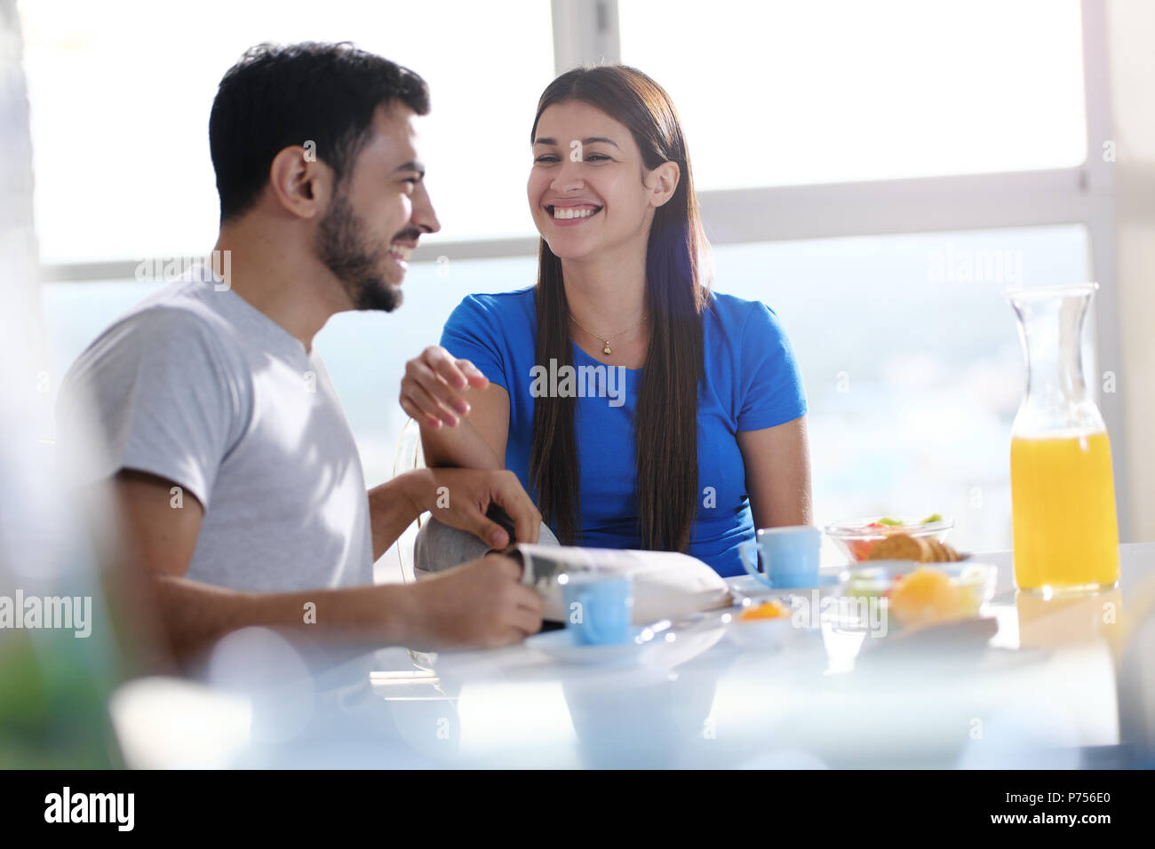 Junges Paar essen Frühstück zu Hause am Sonntag Stockfoto