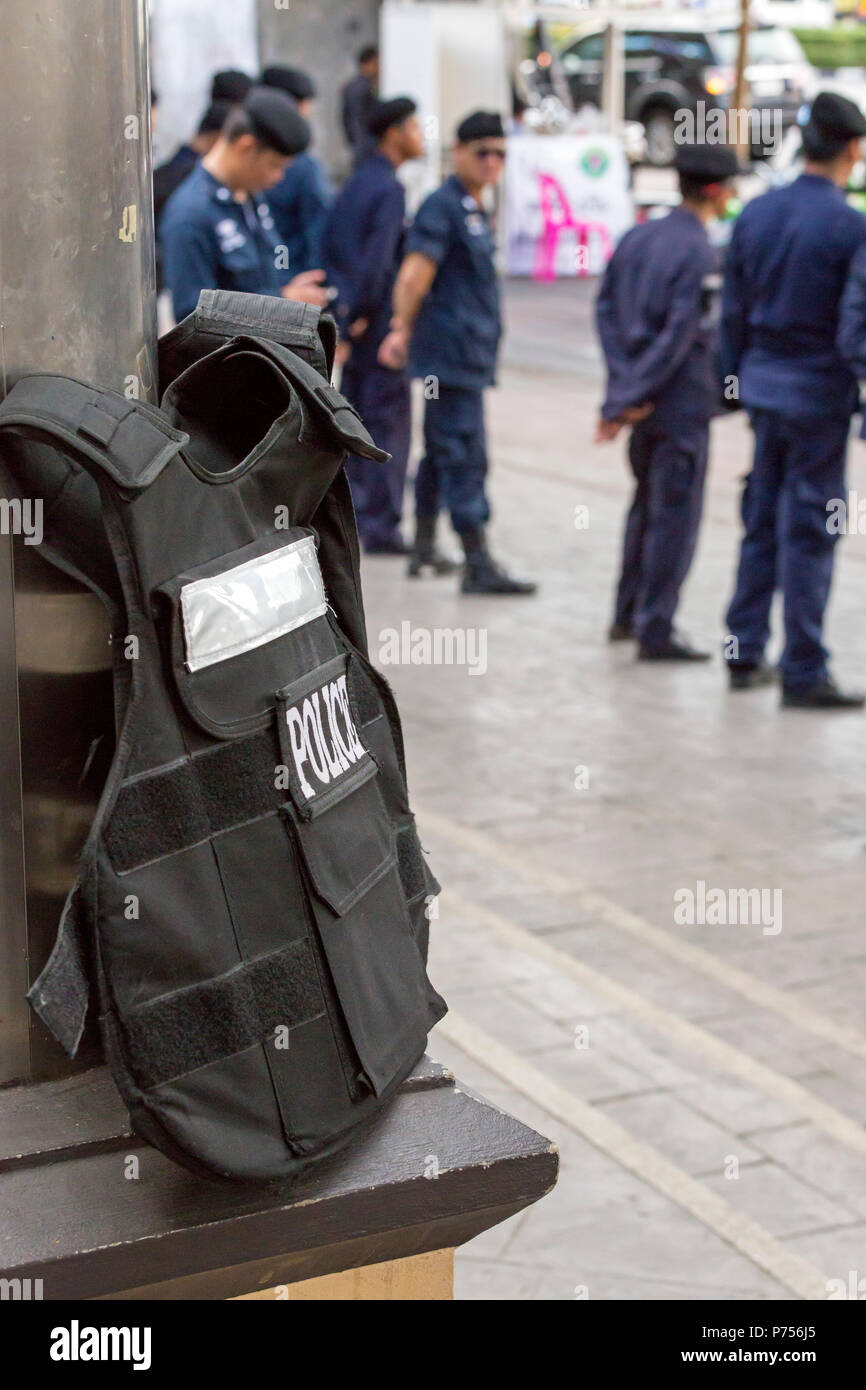 Polizei bewacht Victoria Monument, das sich während der militärputsch, Bangkok, Thailand Stockfoto