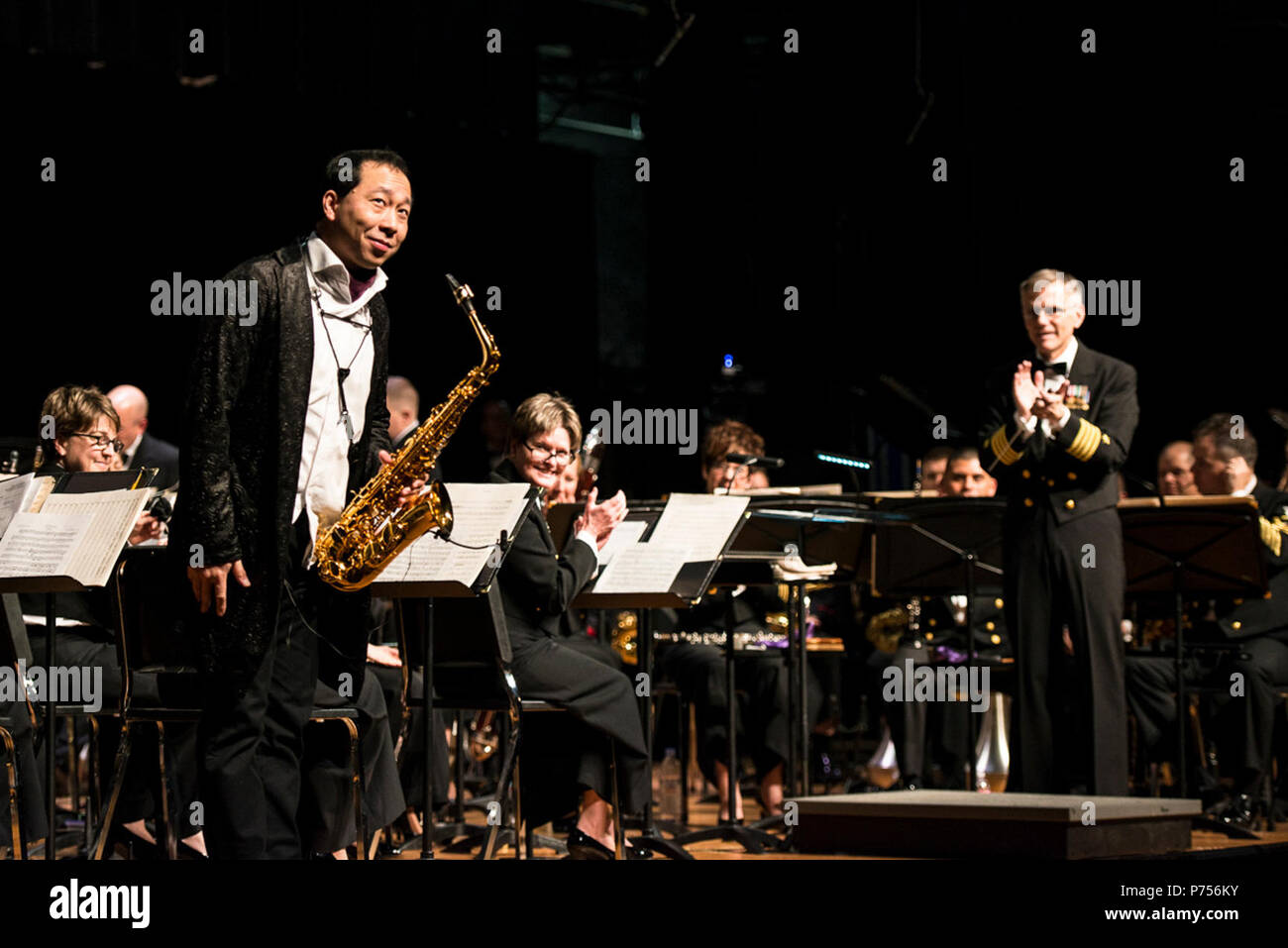 Winchester Va (Jan. 15, 2016) der Saxophonist Kenneth Tse nimmt einen Bogen nach einem Solo mit der Marine Band Concert Band die 38. jährliche internationale Saxophon Symposuim zu öffnen. Die zweitägige Veranstaltung wird jeden Januar in der Shenandoah University in Winchester, Virginia gehalten und serviert Ihnen Hunderte von Saxophon Studenten und Profis zusätzlich zu dem Konzert zu gehen. Stockfoto