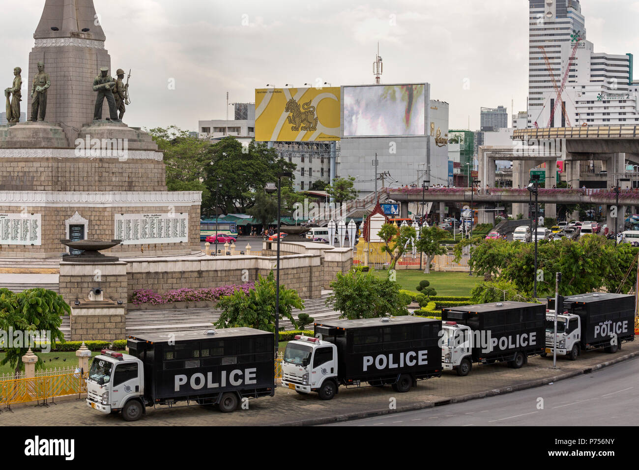 Polizei bewacht Victoria Monument, das sich während der militärputsch, Bangkok, Thailand Stockfoto