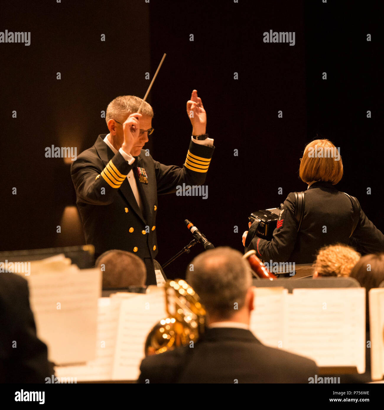 WEST Reading, PA (Feb. 21, 2016) Kapitän Kenneth Collins führt die United States Navy Concert Band bei den Schottischen Ritus Kathedrale in West Reading, PA während Ihrer matinee Konzert Sonntag. Die US-Marine Band ist auf einem 22-City Tour im Nordosten der USA Stockfoto