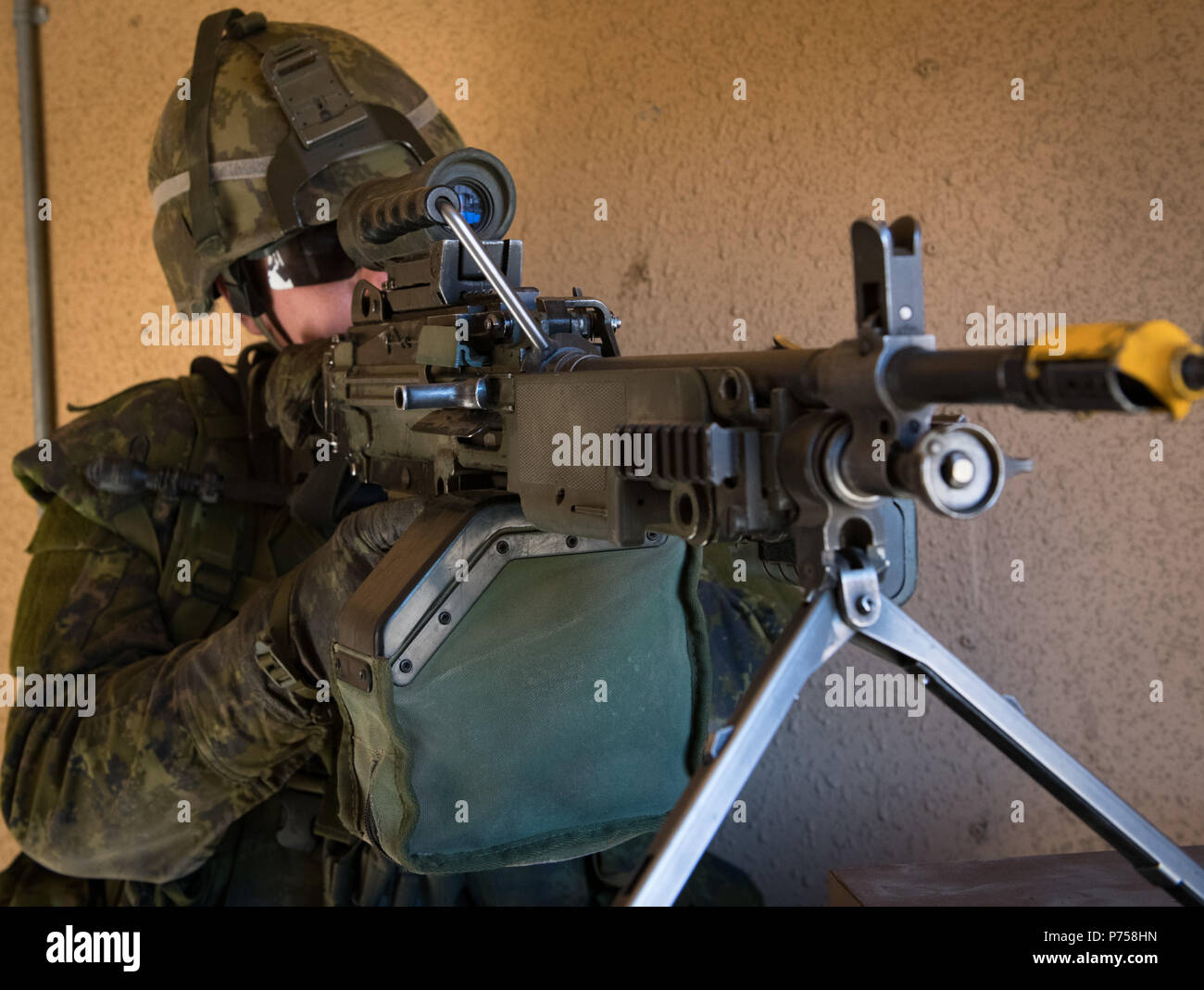 180702-O-N 0842-3017 Camp Pendleton, Calif (2. Juni 2018) ein Mitglied der Kanadischen 2. Bataillon Royal 22e Régiment Uhren seine Bögen des Feuers während Close Quarters Battle Ausbildung bei der Bekämpfung der Stadt Kilo 2 während der Biennale der Pacific Rim (Rimpac) 2018 Übung des Marine Corps Base Camp Pendleton, Juli 2. 25 Nationen, 46 Schiffe, 5 U-Boote, über 200 Flugzeuge, und 25.000 Mitarbeiter beteiligen sich an Rimpac vom 27. Juni bis 2. August in und um die hawaiischen Inseln und Südkalifornien. Die weltweit größte internationale maritime Übung RIMPAC bietet eine einzigartige Ausbildung oppo Stockfoto