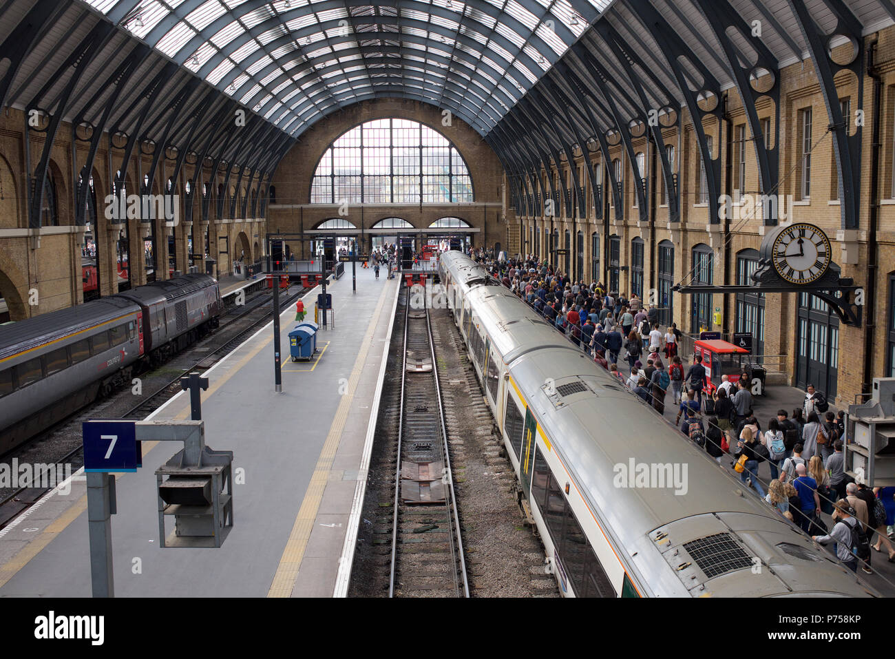London Kings Cross Bahnhof Plattform und Zug Stockfotografie Alamy