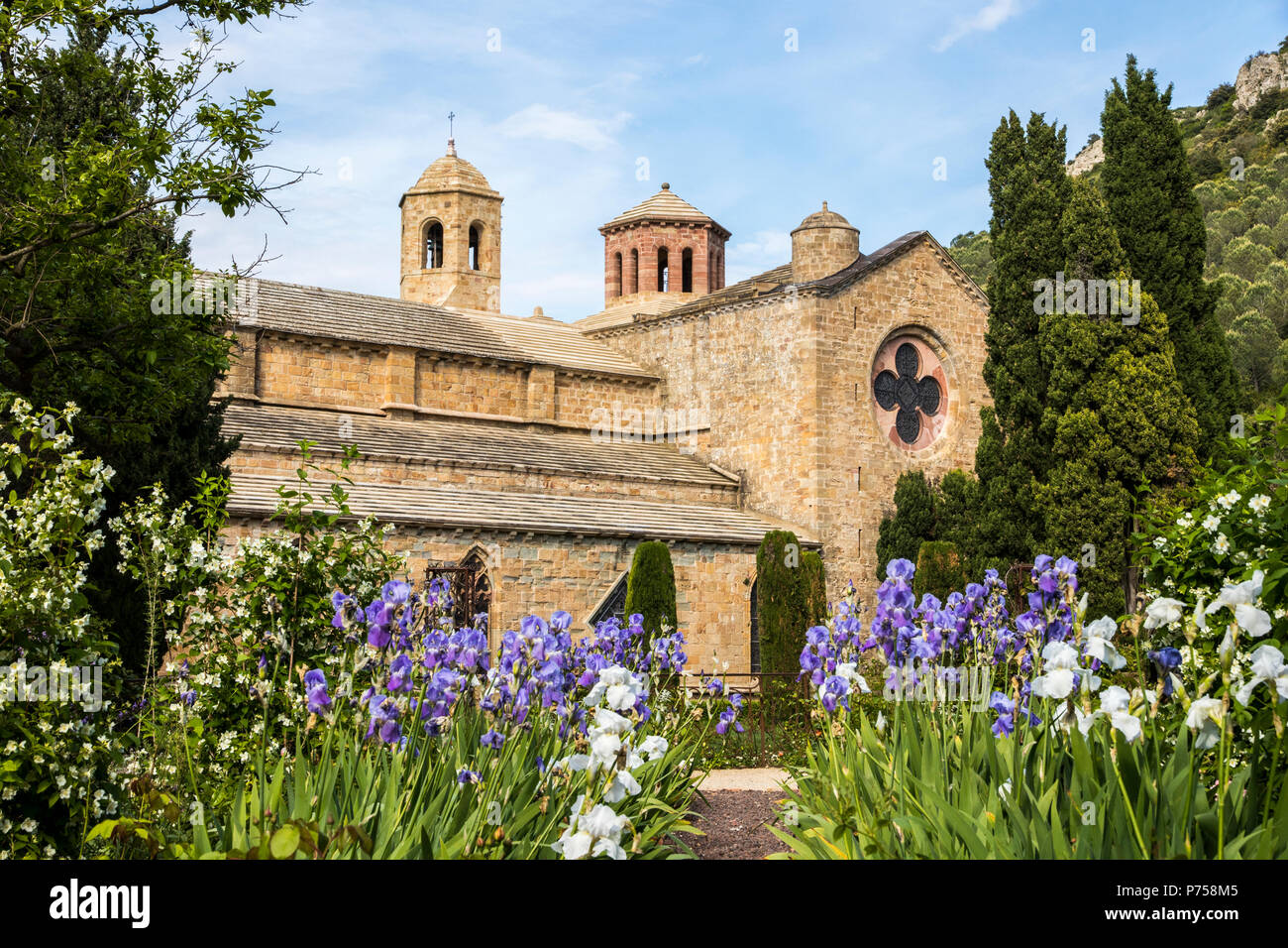 Abbaye saint marie de fontfroide -Fotos und -Bildmaterial in hoher ...