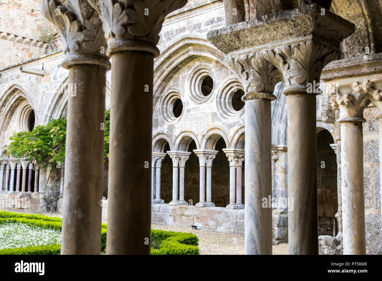 Innenansicht des Kreuzgangs der Abbaye de Fontfroide, eine ehemalige Zisterzienser Kloster und Abtei in Südfrankreich Stockfoto