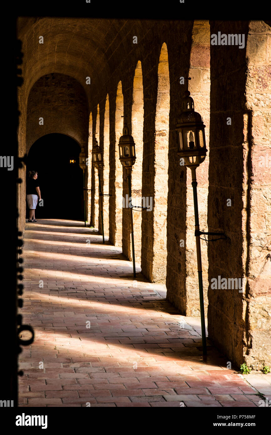 Innenansicht eines Korridors von Abbaye de Fontfroide, eine ehemalige Zisterzienser Kloster und Abtei in Südfrankreich Stockfoto