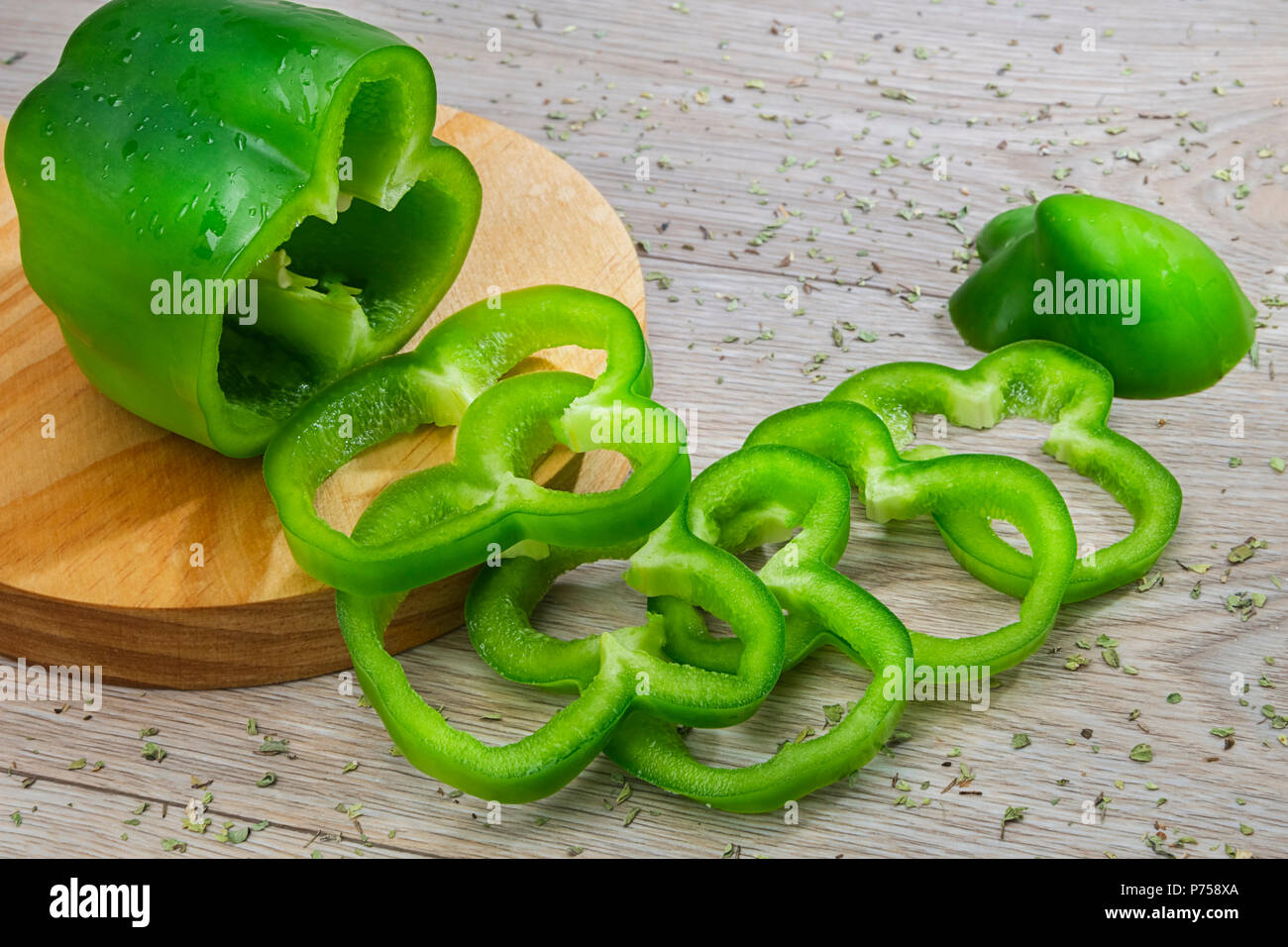 Grüne Paprika in Scheiben schneiden Stockfoto