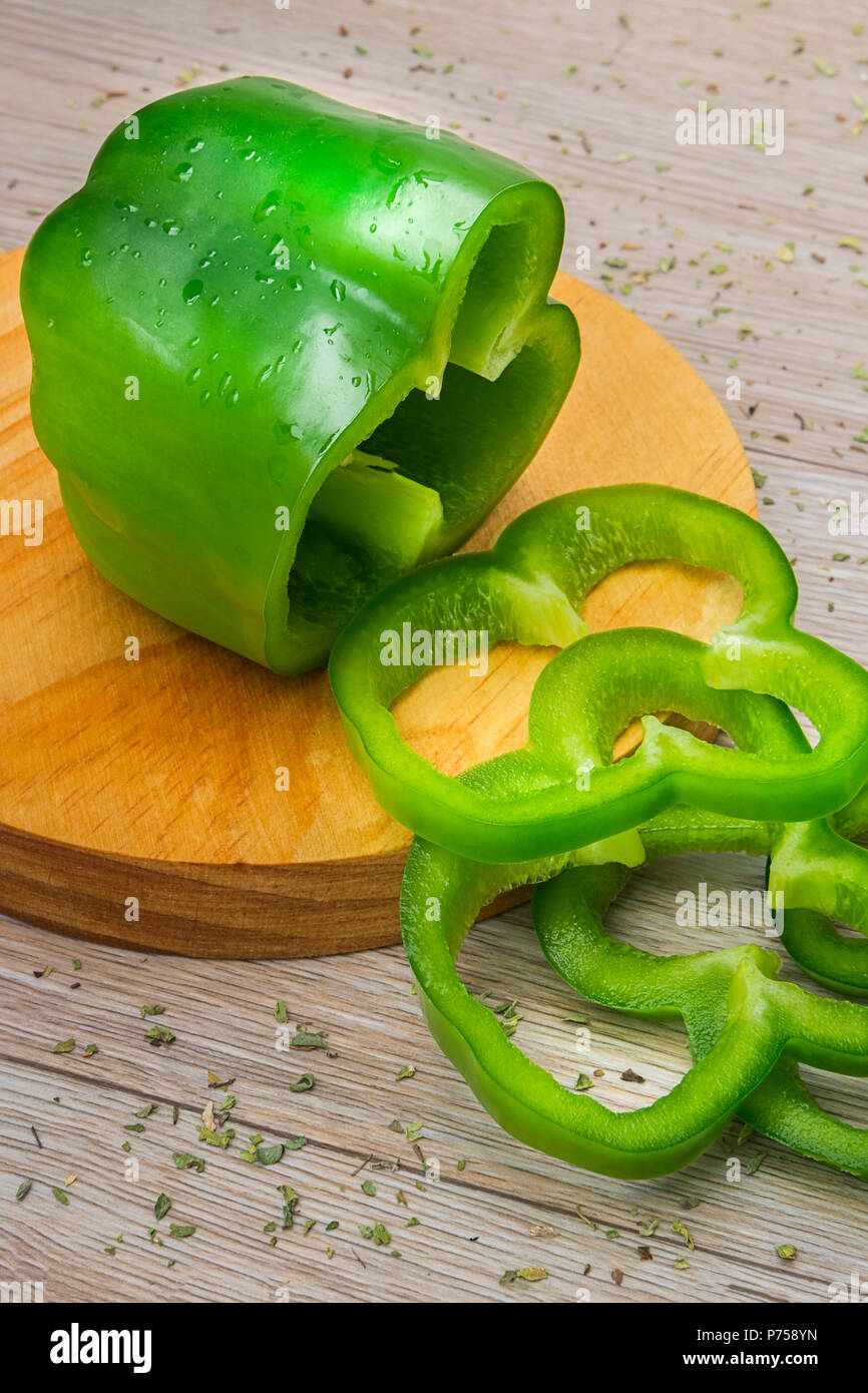Grüne Paprika in Scheiben schneiden Stockfoto