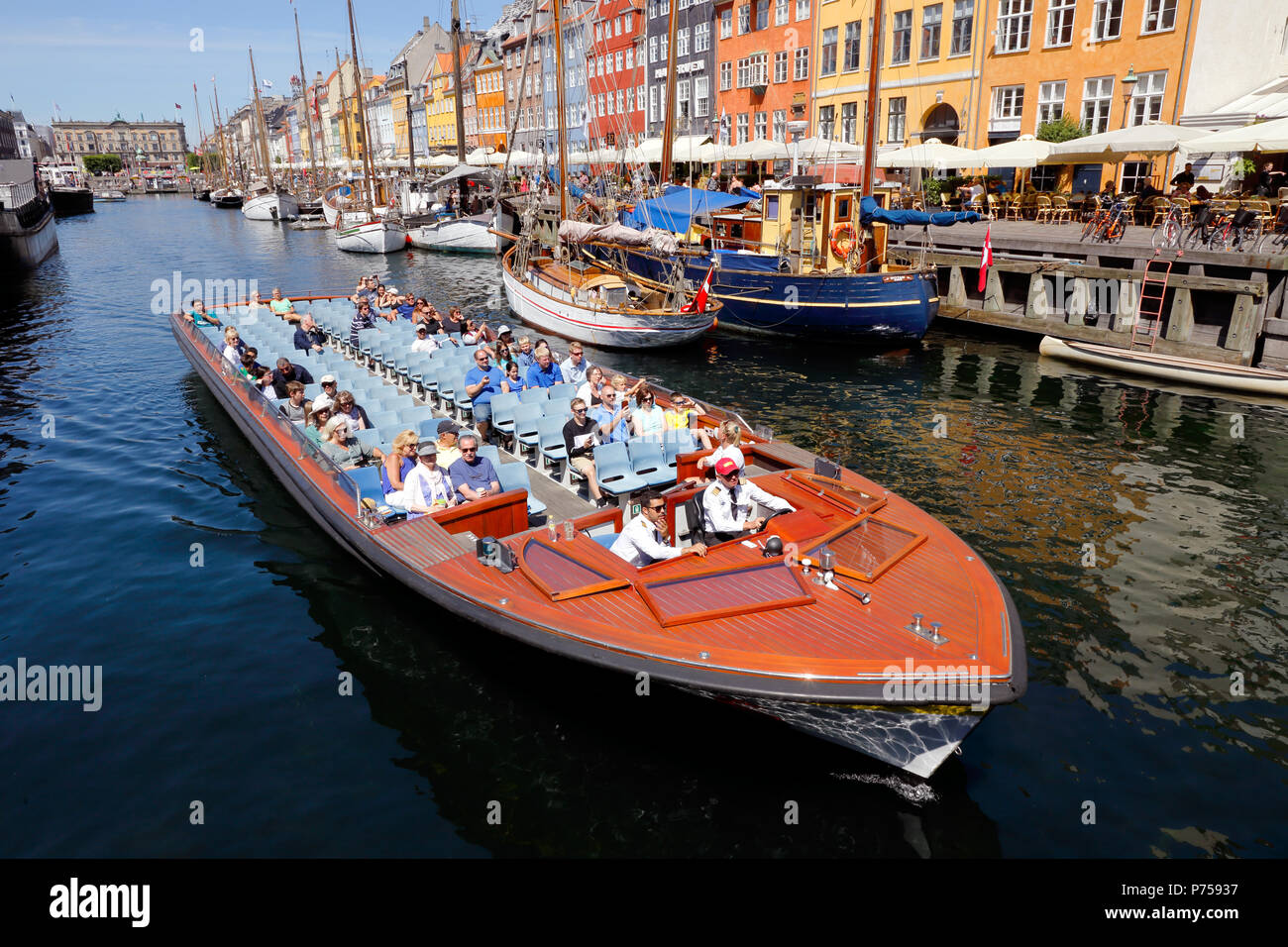 Kopenhagen, Dänemark - 27. Juni 2018: Ein Boot mit Touristen im alten Hafen von Nyhavn auf einer geführten Grachtenrundfahrt. Stockfoto