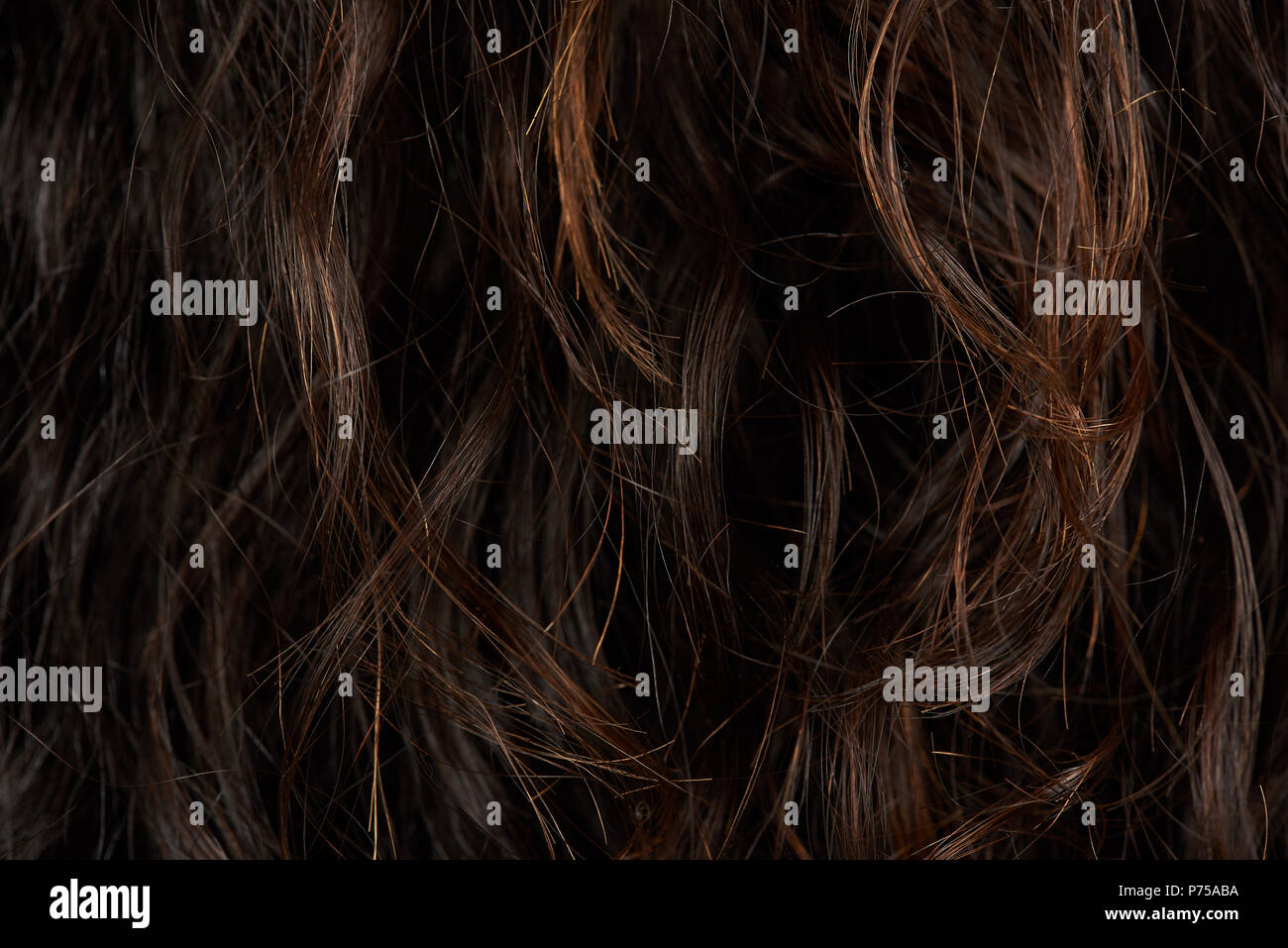 Braune lockige Frau Haar Nähe zu sehen. Stockfoto