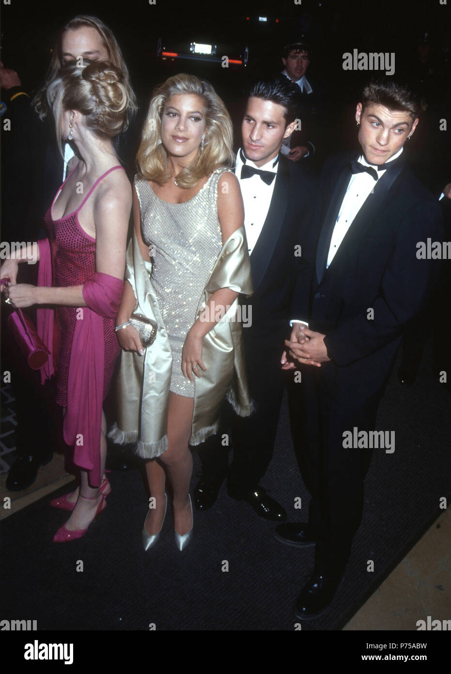 BEVERLY HILLS, Ca - 18. Januar: (L-R), Daniel Clark, Schauspielerin Jennie Garth, Schauspielerin Tori Spelling, Ryan Ozak und Schauspieler Brian Austin Green der 49. jährlichen Golden Globe Awards am 18. Januar 1992 an im Beverly Hilton Hotel in Beverly Hills, Kalifornien. Foto von Barry King/Alamy Stock Foto Stockfoto