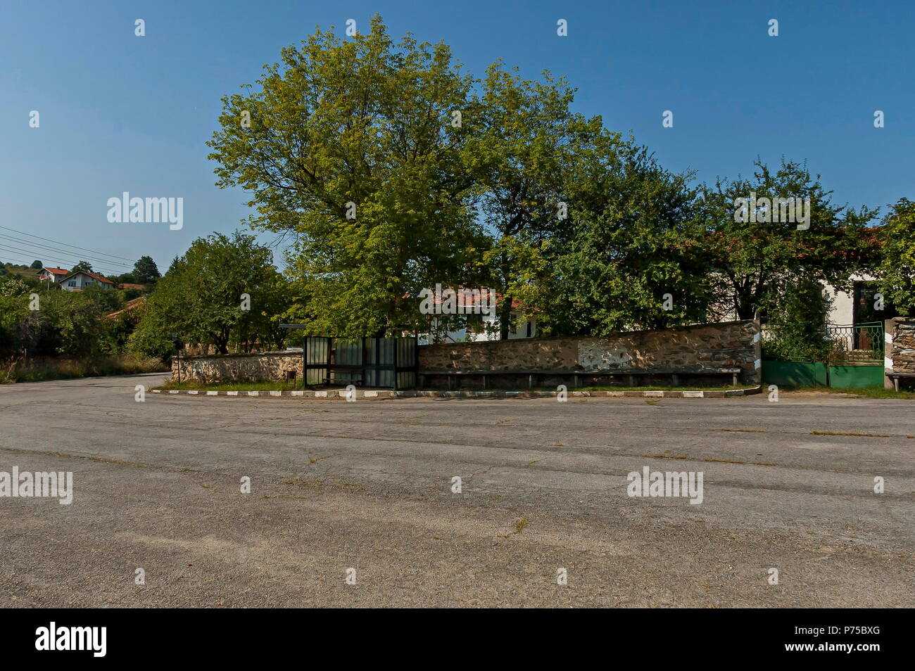 Alte authentische Busbahnhof mit außen Sitzbank in der Mitte des Dorfes Paunovo, Sredna Gora Gebirge, Ihtiman, Bulgarien Stockfoto