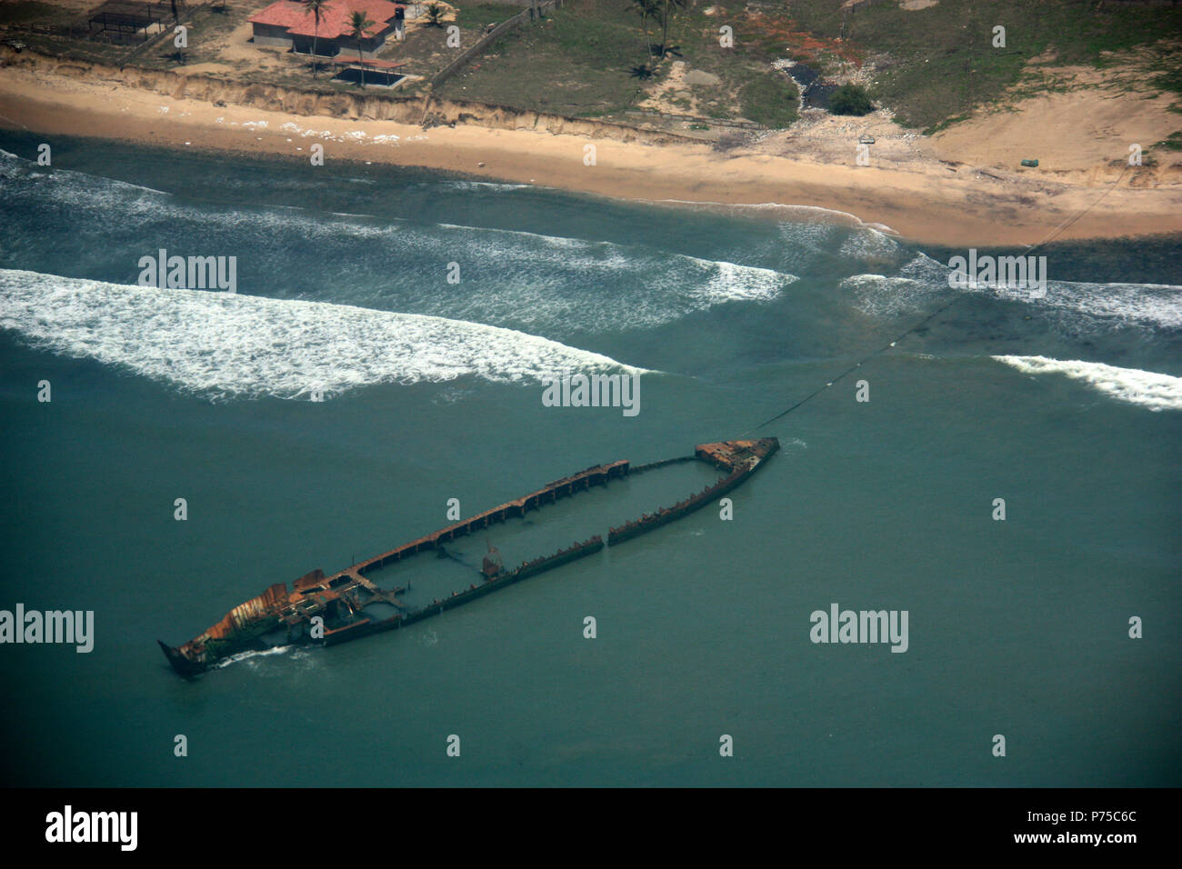 Luftaufnahme von einem rostigen Schiff Schiffbruch vor der Küste von Ghana Stockfoto