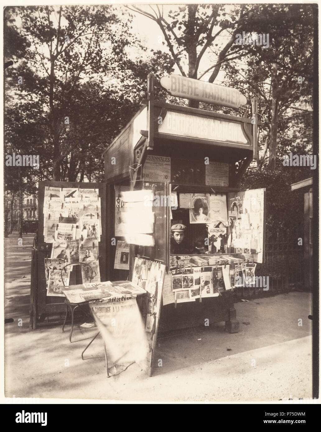 120 Eugène Atget, Boutique Journaux, Rue de Sèvres, Paris, 1910-11. Stockfoto