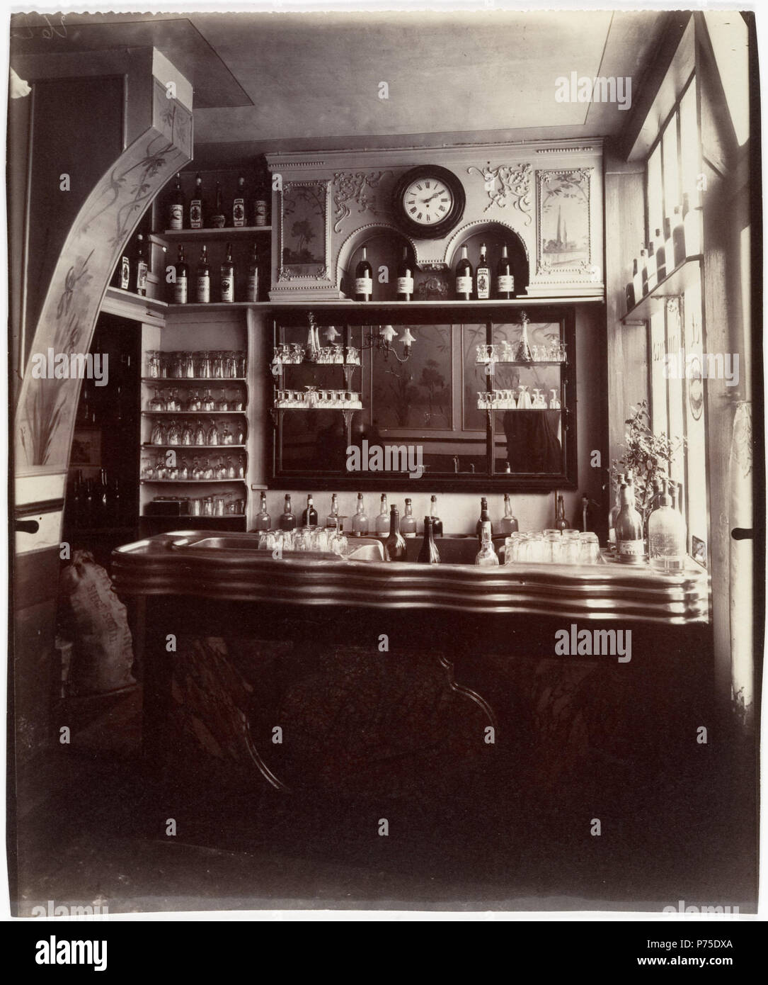 120 Eugène Atget, Marchand de Vin, Rue Boyer, Paris, 1910-11. Stockfoto